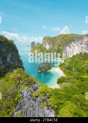 Paradies von oben: Aus der Vogelperspektive auf die tropischen Inseln im Süden Thailands Stockfoto