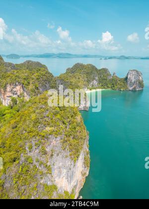 Paradies von oben: Aus der Vogelperspektive auf die tropischen Inseln im Süden Thailands Stockfoto