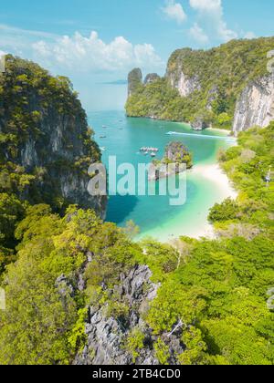 Paradies von oben: Aus der Vogelperspektive auf die tropischen Inseln im Süden Thailands Stockfoto