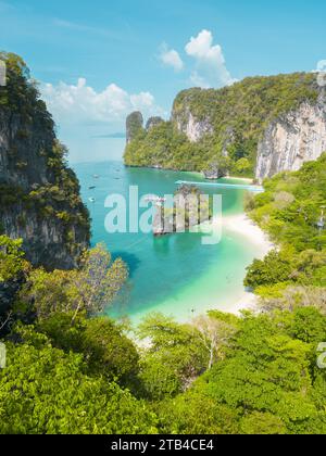 Paradies von oben: Aus der Vogelperspektive auf die tropischen Inseln im Süden Thailands Stockfoto