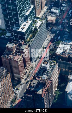Aus der Vogelperspektive über die 9th Avenue und die W 34th Street im Garment District, Midtown Manhattan, New York City, NY, USA an einem sonnigen Tag Stockfoto