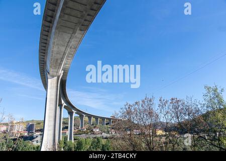 Peso da Régua, Portugal-1. Oktober 2022; Niedrigwinkelblick auf die Brücke Ponte Miguel Torga auf der Autobahn A24, die den Fluss Douro überquert Stockfoto