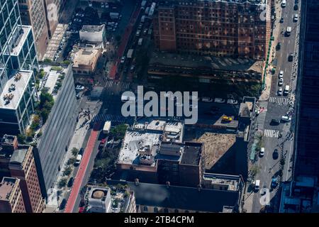 Aus der Vogelperspektive über die 9th Avenue und W 33rd und 34th Street im Garment District, Midtown Manhattan, New York City, USA an einem sonnigen Tag Stockfoto