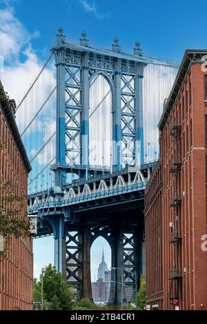 Berühmte Aussicht auf Manhattan Bridge, New York City, USA von der Washington Street in Dumbo (unten unter dem Manhattan Bridge Overpass), Brooklyn mit Emp Stockfoto