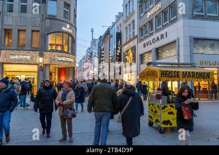 Sonntagseinkauf in der Kölner Innenstadt, hohe Straße, 1. Adventwochenende, überfüllte Einkaufsstraße, NRW, Deutschland Stockfoto