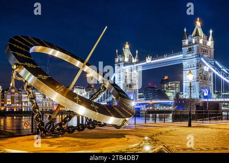 Die Uhr Sundial, North Bank, Tower Bridge über die Themse Stockfoto