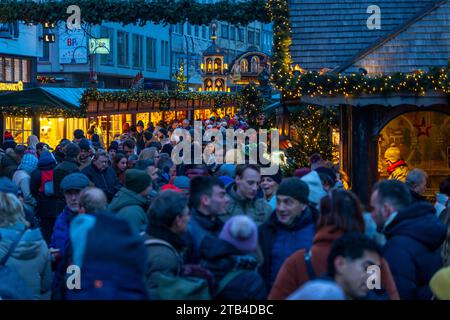 Weihnachtsmarkt am Alten Markt in der Kölner Altstadt, Sonntagseinkauf in der Kölner Innenstadt, 1. Adventwochenende, NRW, Deutschland Stockfoto