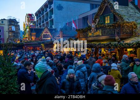 Weihnachtsmarkt am Alten Markt in der Kölner Altstadt, Sonntagseinkauf in der Kölner Innenstadt, 1. Adventwochenende, NRW, Deutschland Stockfoto