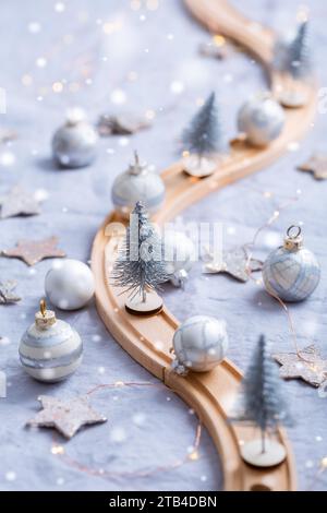 Festliche Tischdekoration mit Holzeisenbahn für Winter und Weihnachten, Esstisch mit Ornamenten Stockfoto