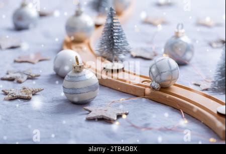 Festliche Tischdekoration mit Holzeisenbahn für Winter und Weihnachten, Esstisch mit Ornamenten Stockfoto