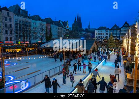 Eislaufbahn auf dem Weihnachtsmarkt am Heumarkt in der Kölner Altstadt, Kölner Dom, Sonntagseinkauf in der Kölner Innenstadt, 1. Adventszeit Stockfoto