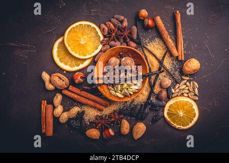 Weihnachtliche Gewürze und Backzutaten, verschiedene Gewürze zum Backen, Glühwein und Kochen Stockfoto
