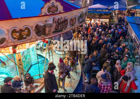 Historisches Pferdekarussell auf dem Weihnachtsmarkt am Heumarkt in der Kölner Altstadt, Kölner Dom, Sonntagseinkauf in der Kölner Stadt c Stockfoto