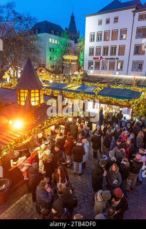 Weihnachtsmarkt am Heumarkt in der Kölner Altstadt, Kölner Dom, Sonntagseinkauf in der Kölner Innenstadt, 1. Adventwochenende, NRW, Germa Stockfoto