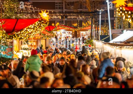 Weihnachtsmarkt am Roncalli Platz am Dom, in der Kölner Innenstadt, Sonntagseinkauf in der Kölner Innenstadt, 1. Adventwochenende, NRW, Deutschland Stockfoto