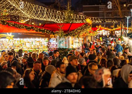 Weihnachtsmarkt am Roncalli Platz am Dom, in der Kölner Innenstadt, Sonntagseinkauf in der Kölner Innenstadt, 1. Adventwochenende, NRW, Deutschland Stockfoto