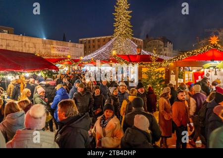 Weihnachtsmarkt am Roncalli Platz am Dom, in der Kölner Innenstadt, Sonntagseinkauf in der Kölner Innenstadt, 1. Adventwochenende, NRW, Deutschland Stockfoto