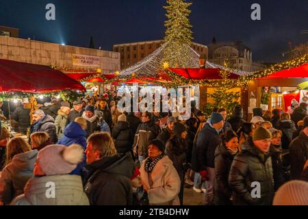 Weihnachtsmarkt am Roncalli Platz am Dom, in der Kölner Innenstadt, Sonntagseinkauf in der Kölner Innenstadt, 1. Adventwochenende, NRW, Deutschland Stockfoto