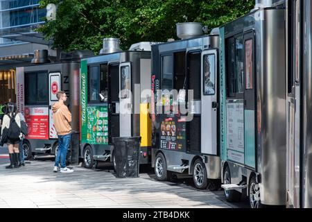 New York City, NY, USA-11. Oktober 2023: Anzahl moderner umweltfreundlicher Lebensmittelwagen in der Fußgängerzone von Hudson Yards Stockfoto