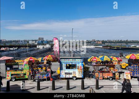 New York City, NY, USA-11. Oktober 2023: Food Carts standen auf der 11th Avenue gegenüber dem Hudson Yards Public Square and Gardens und dem MTA West Side Yard und Stockfoto
