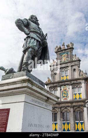 Hoorn, Niederlande-9. August 2023; Niedrigwinkelansicht der Statue und des Monuments von 1893 von VOC-Gouverneur Jan Pieterszoon Coen auf dem Platz Roode Steen by Stockfoto