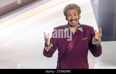 Thomas Gottschalk und seine letzte ZDF-Sendung Wetten, dass. Es ist das Ende einer TV-Ära. Die Sendung wurde live im ZDF übertragen. // 25.11.2023: Offenburg, Baden-Württemberg, Deutschland, Europa *** Thomas Gottschalk und seine letzte ZDF-Show Wetten, dass es das Ende einer TV-Ära ist die Sendung wurde live auf ZDF 25 11 2023 Offenburg, Baden Württemberg, Deutschland, Europe Credit: Imago/Alamy Live News ausgestrahlt Stockfoto