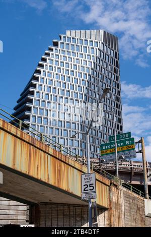 New York City, NY, USA-10. Oktober 2023; flacher Blick auf das Olympia Dumbo Wohnhaus an der Front Street, vor Stahl und rostiger Rampe des B Stockfoto