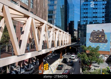 New York City, NY, USA-11. Oktober 2023: Die High Line - Moynihan Train Hall Connector hölzerne Fußgängerbrücke in Manhattan West verbindet die 10th Aven Stockfoto