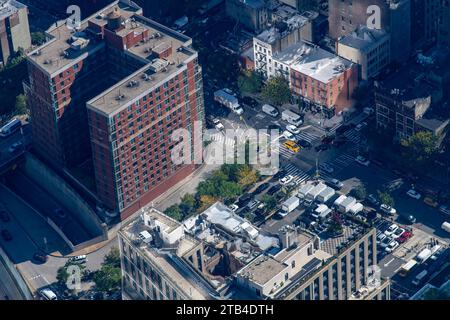 New York City, NY, USA-10. Oktober 2023; Blick aus der Vogelperspektive über die 9th Avenue und W 36th Street im Garment District, Midtown Manhattan mit Sonnenschein auf i Stockfoto