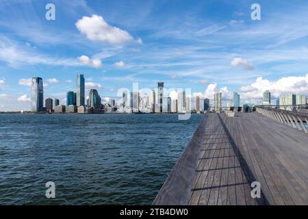 New York City, NY, USA – 17. Oktober 2023; das Tide Deck aus künstlichem felsigem Salzmarsch am westlichen Rand des Pier 26 entlang des Hudson River mit Blick auf Stockfoto