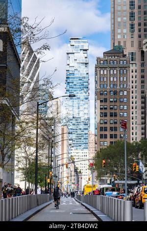 New York City, NY, USA-15. Oktober 2023; vertikaler Blick auf den Radweg auf der Church Street mit im Hintergrund der modernen Leonard Street 56 oder J Stockfoto