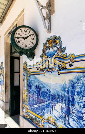 Pinhão (Alijó), Portugal-1. Oktober 2022; Bahnhof des Dorfes mit charakteristischen blauen und weißen Fliesen an den Wänden, die die Weintradition darstellen Stockfoto