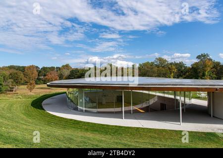 New Canaan, CT, USA, 12. Oktober 2023; Eindachgebäude aus Glas, Beton, Stahl und Holz des Kulturzentrums Grace Farms, entworfen von Japa Stockfoto