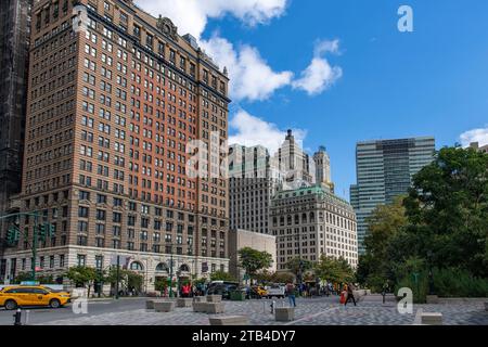 New York City, NY, USA-17. Oktober 2023; vom Battery Park über Battery Place aus gesehen das von Henry Jan entworfene Whitehall Building für Wohn- und Bürozwecke Stockfoto