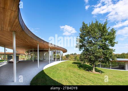 New Canaan, CT, USA, 12. Oktober 2023; Eindachgebäude aus Glas, Beton, Stahl und Holz des Kulturzentrums Grace Farms, entworfen von Japa Stockfoto