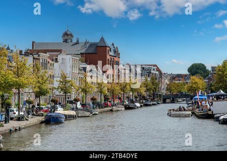 Leiden, Niederlande - 15. August 2023; Panoramablick über den Rijn im historischen Teil der Stadt entlang von Bäumen gesäumter Apothekersdijk und Booten weiter Stockfoto