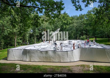 Otterlo, Niederlande, 16. August 2023; Jardin d'émail oder Enamel Garten Skulptur im Kröller-Müller Museum, geschaffen von Jean Dubuff Stockfoto