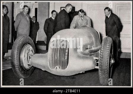 1930er Jahre Mercedes „Silver Arrow“ Motor Racing Car, mit Adolf Hitler wird das neueste W25 1934 Rennmodell gezeigt. Nazi-Deutschland Stockfoto