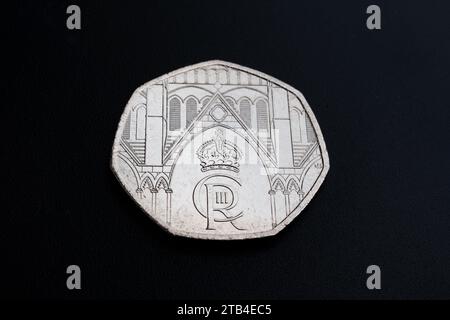 Neue King Charles 50p Münzen. Die Krönung seiner Majestät König Karl III 2023 UK 50p im Umlauf. Neue 50-Pence-Münze, die König Charles im Dunkeln platziert hat Stockfoto