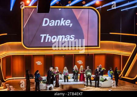 Thomas Gottschalk und seine letzte ZDF-Sendung Wetten, dass. Es ist das Ende einer TV-Ära. Die Sendung wurde live im ZDF übertragen. // 25.11.2023: Offenburg, Baden-Württemberg, Deutschland, Europa *** Thomas Gottschalk und seine letzte ZDF-Show Wetten, dass es das Ende einer TV-Ära ist die Sendung wurde live auf ZDF 25 11 2023 Offenburg, Baden Württemberg, Deutschland, Europe Credit: Imago/Alamy Live News ausgestrahlt Stockfoto