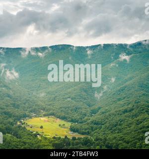 Eine kleine Wohnsiedlung in den Smokie Mountains in der Nähe von Maggie Valley, North Carolina Stockfoto