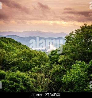 Malerischer Blick auf die Smokie Mountains vom Blue Ridge Parkway in der Nähe von Maggie Valley, North Carolina Stockfoto