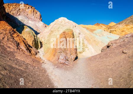 Wanderweg durch die vulkanischen Ablagerungen von Artists Palete im Death Vallley National Park in Kalifornien Stockfoto