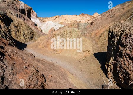 Wanderweg durch die vulkanischen Ablagerungen von Artists Palete im Death Vallley National Park in Kalifornien Stockfoto