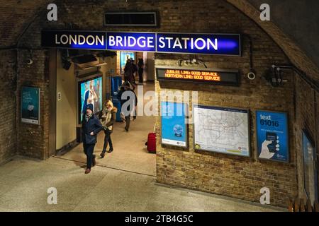 London, Vereinigtes Königreich - 01. Februar 2019: Menschen gehen durch den Eingang der London Bridge U-Bahn-Station - viertgrößte in der britischen Hauptstadt Stockfoto
