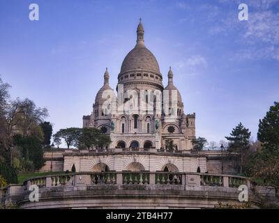 Basilika Sacré-Cœur in Paris, Frankreich, von Montmartre aus gesehen mit weißen Kuppeln und historischer Architektur, ein berühmtes romantisches Wahrzeichen der französischen Hauptstadt Stockfoto