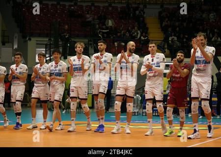 Monza, Italien. Dezember 2023. POWER VOLLEY MILANO während des Spiels Vero Volley Monza gegen Allianz Milano, Volleyball Italian Serie A Männer Superliga in Monza, Italien, 04. Dezember 2023 Credit: Independent Photo Agency/Alamy Live News Stockfoto