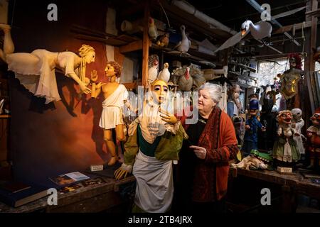 Die renommierte Puppenspielerin Lyndie Wright eröffnet ihre Werkstatt mit über 150 originalen Kreationen, die ein Leben lang dem Puppenspiel gewidmet sind. Stockfoto