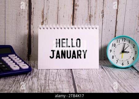 Hallo Januar Wort auf Holz Baustein geschrieben. hallo Januar text auf Tisch, Konzept. Stockfoto