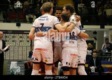 Monza, Italien. Dezember 2023. POWER VOLLEY MILANO während des Spiels Vero Volley Monza gegen Allianz Milano, Volleyball Italian Serie A Männer Superliga in Monza, Italien, 04. Dezember 2023 Credit: Independent Photo Agency/Alamy Live News Stockfoto